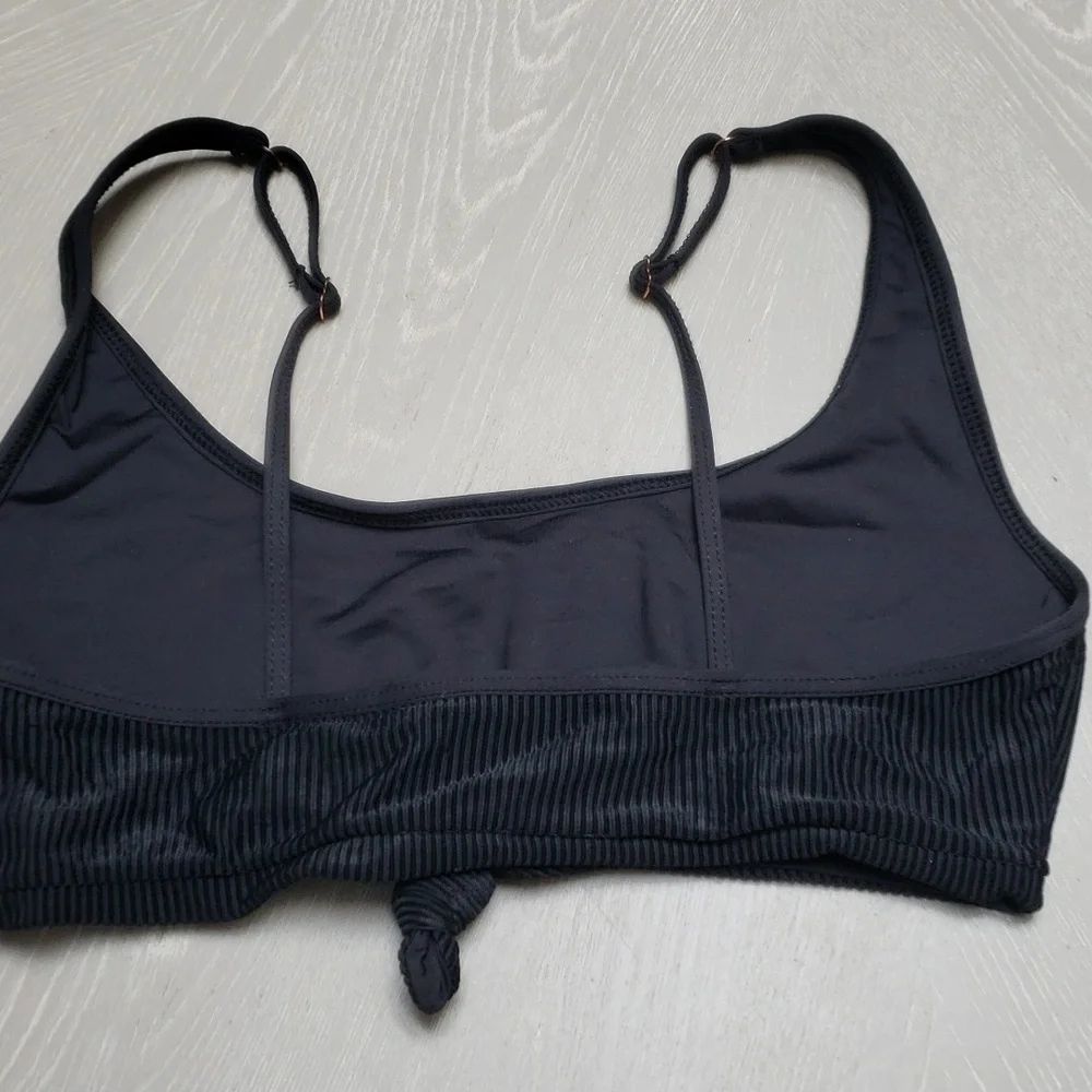 Frankie’s Bikinis Frankies Bikini knot Top in Black, size medium